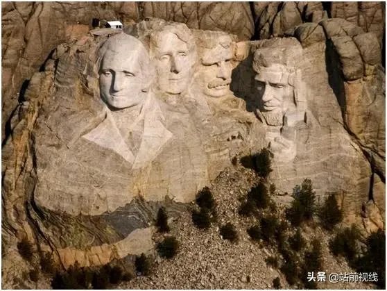 特朗普想把自己的雕像加到总统山上，你觉得他够格吗？