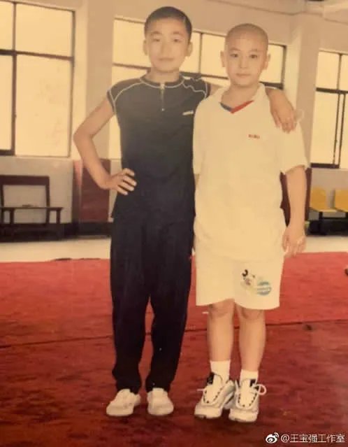 释小龙王宝强颁奖：曝光两人童年青涩萌照（图）