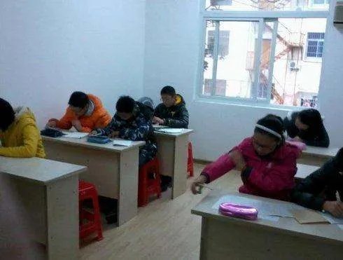 河北女子在家办补习班致多人阳性被刑拘，她违反了哪些法律规定？