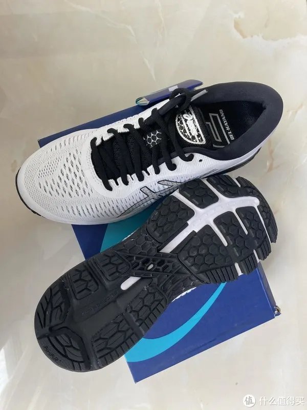 跑鞋之王VS跑鞋中的劳斯莱斯，亚瑟士和索康尼谁更胜一筹？