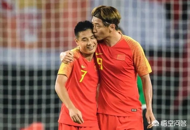 国足最新一期大名单出炉，锋线上有三名中锋，艾克森会再一次被安排到边路位置上吗？