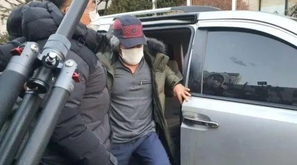 素媛案罪犯赵斗淳出狱回家画面曝光，为何他的手里一直握一个橘子？