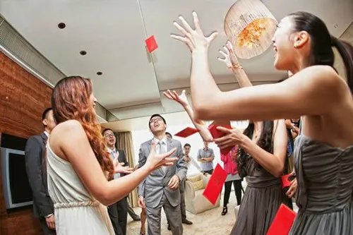 新婚堵门问题大全2017  伴娘堵门第一句说什么