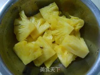 香气迷人的自酿菠萝酒