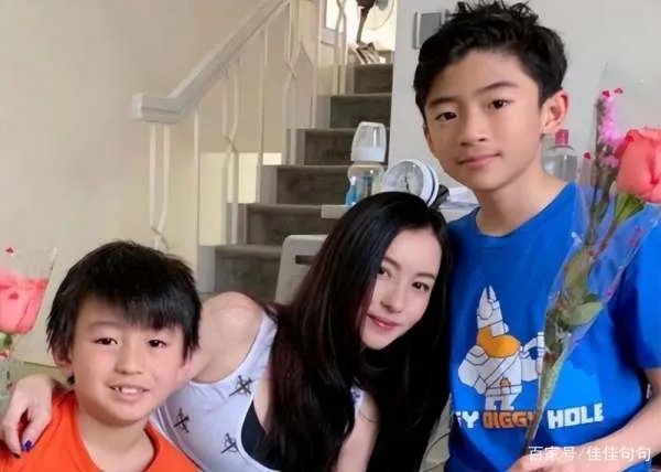 张柏芝大儿子近照曝光，与双亲顶级神颜相差大，小伙子长什么样？