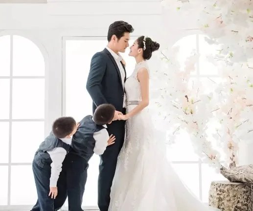 剧中是母子，现实却是夫妻，给双胞胎儿子取的名字很有意思，她是谁