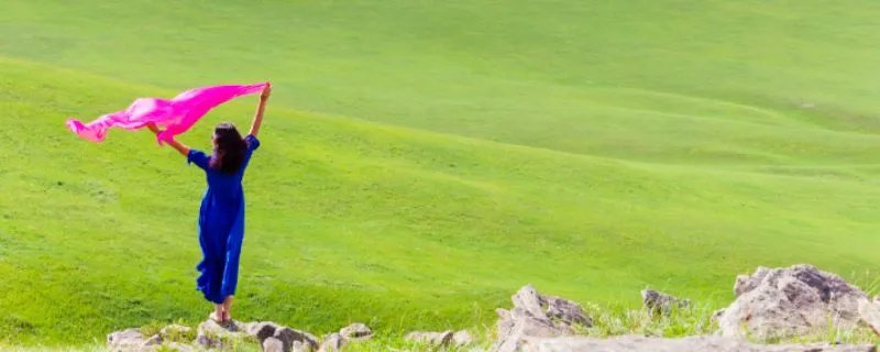 丝巾搭配衣服技巧