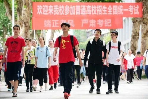 河南商丘一男生超一本线27分哭着报喜，这样的分数能选择什么样的学校？