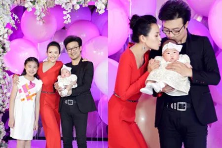 章子怡汪峰看马戏与众人合影  照片中女儿醒醒又长大不少