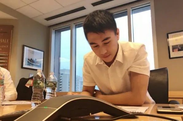 何猷君微博认证修改成什么了？