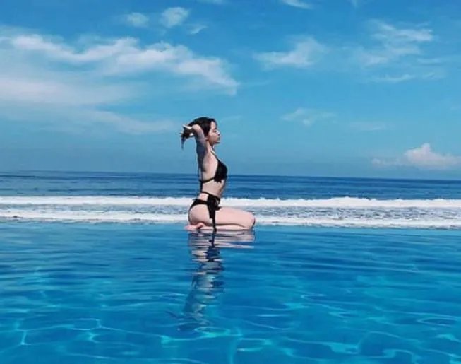 欧阳娜娜泳装写真，发育太好！