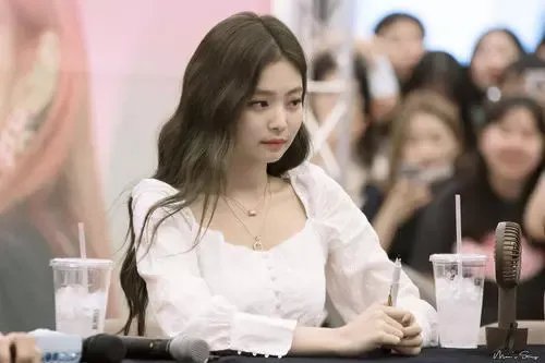 jennie春游照超甜，你最喜欢哪种风格的她？