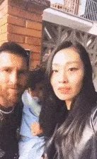女子当街强吻足球明星梅西，你怎么看？