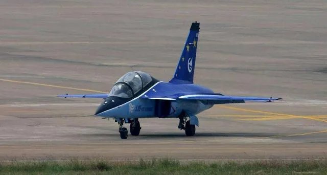 如何评价L-15高级教练机？