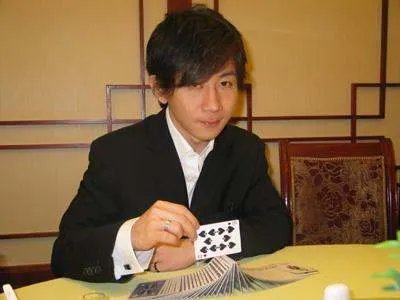 2013年王力宏冲到春晚后台，怒甩刘谦耳光，当年到底发生了什么？