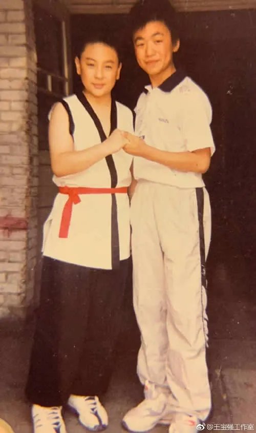 释小龙王宝强颁奖：曝光两人童年青涩萌照（图）