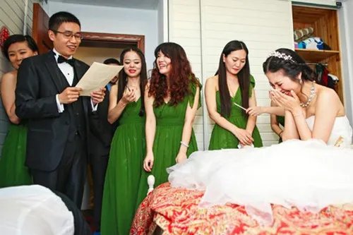 新婚堵门问题大全2017  伴娘堵门第一句说什么