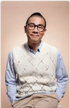 陈小春在张智霖的婚礼上比了x手势，为什么陈小春这么做呢？