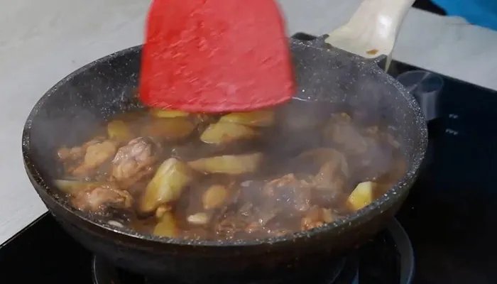 简单的土豆炖鸡块的做法 怎么做土豆炖鸡块