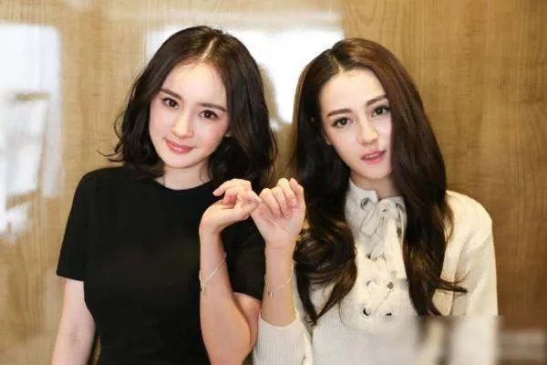 杨幂是迪丽热巴的老板，那她平时会训斥迪丽热巴吗？
