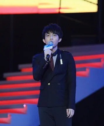 歌词“没有梦想何必远方”的歌名是什么