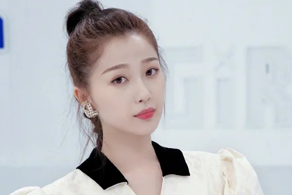 虞书欣小号为张艺凡打call，她们有着怎样的关系？