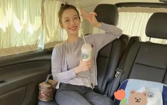 郎朗妻子吉娜产后晒照，扎丸子头细腰长腿少女感十足，产后的她状态如何？