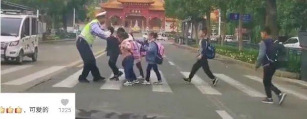 交警蹦着送小朋友过马路，你觉得这种方式温暖么？
