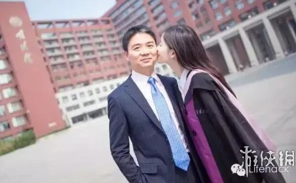 爸爸抱女儿,奶茶妹妹刘强东饭合影 网友：见娘家人？