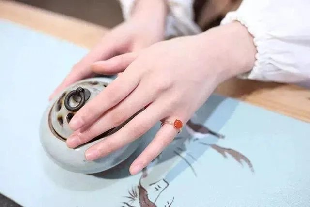 左手小拇指戴戒指什么意思 已婚女人怎么戴戒指