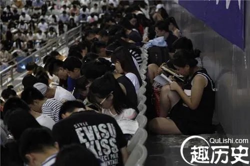 4000考生上大课 考研队伍庞大同学席地而坐