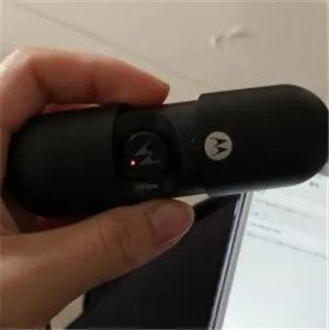 摩托罗拉vervebuds400耳机怎么将两只耳机配对
