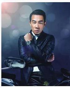 陈小春在张智霖的婚礼上比了x手势，为什么陈小春这么做呢？