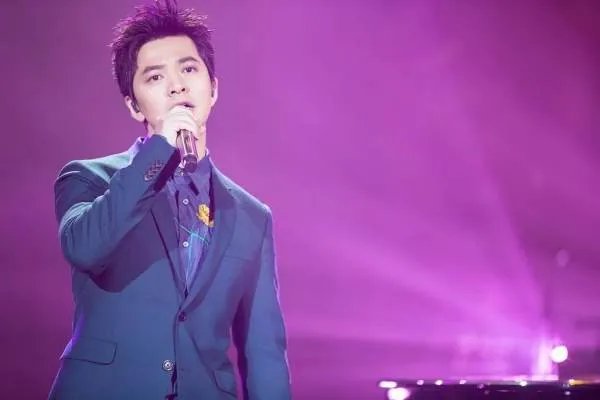 在水一方的原唱是谁？