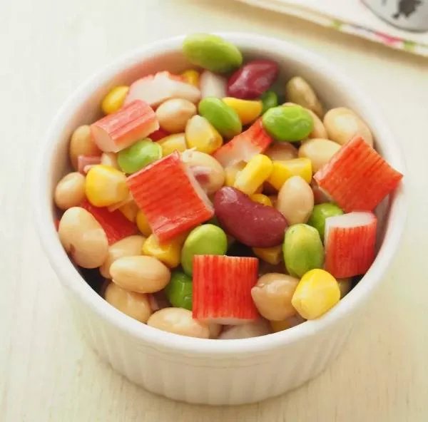 一般吃火锅时涮的蟹棒,它的主要原材料是什么？