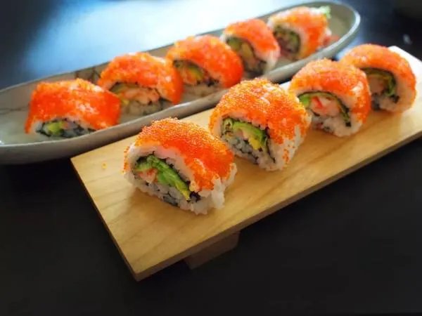 一般吃火锅时涮的蟹棒,它的主要原材料是什么？