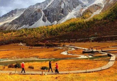 游客在稻城亚丁被工作人员劝返，这种行为合理吗？