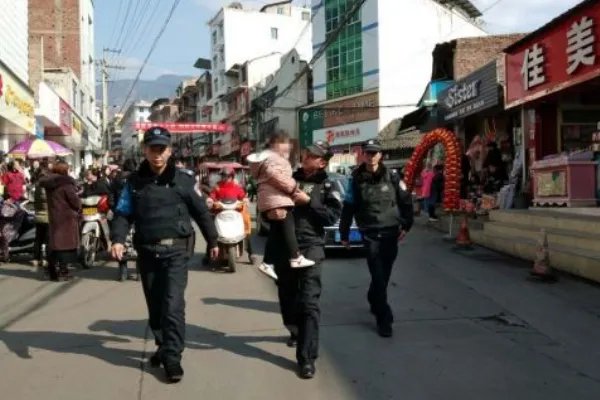 如何看待民警陪妻子逛街联手抓贼这件事？