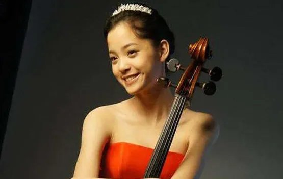 欧阳娜娜用错词语：本尊回应失误及成长，始末经过揭晓