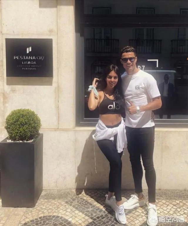 C罗女友乔治娜晒独自游玩美照，刚29分钟点赞数就超过了18万，你怎么看？