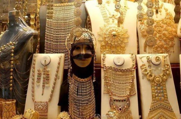 金饰被扔泳池女子要求放水找，管理方说先给6千块才行？