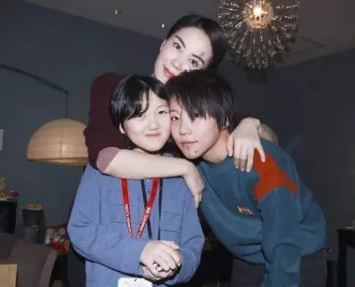 王菲女儿治疗兔唇花了几百万，嘴是治好了，但脸为何却越来越奇怪？