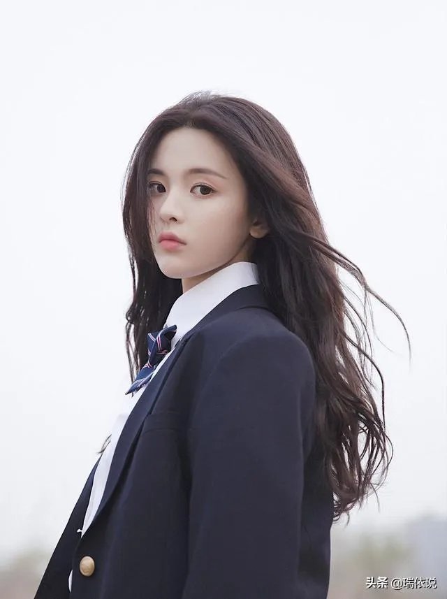 杨超越闻袜子到底是真性情，还是为了热搜找卖点？