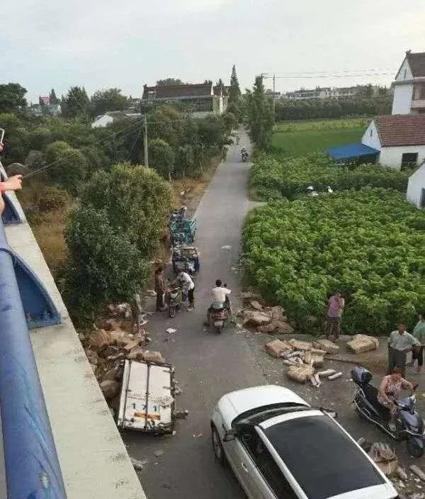 车祸后的猪肉遭哄抢的后续如何了？