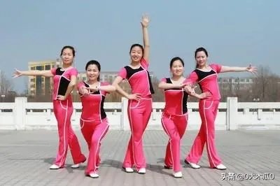 在小区楼下跳广场舞的大妈们被居民放大悲咒神曲驱散，你怎么看？