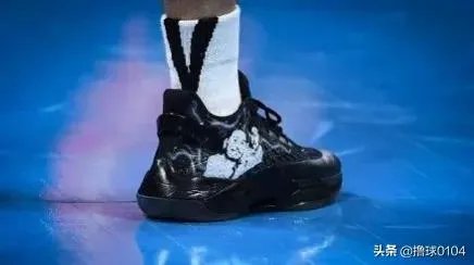 今晚的CBA，林书豪身穿印有自己和高以翔合影的球鞋出战，以此来缅怀好友，你怎么看？