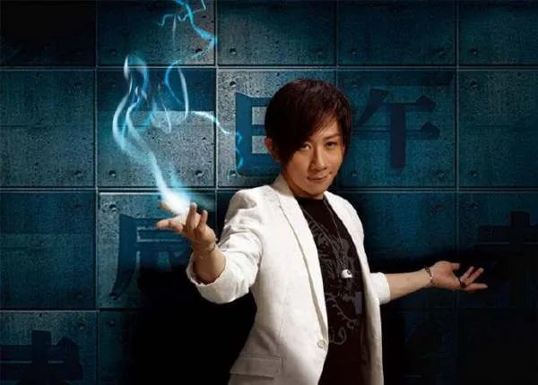 2013年王力宏冲到春晚后台，怒甩刘谦耳光，当年到底发生了什么？