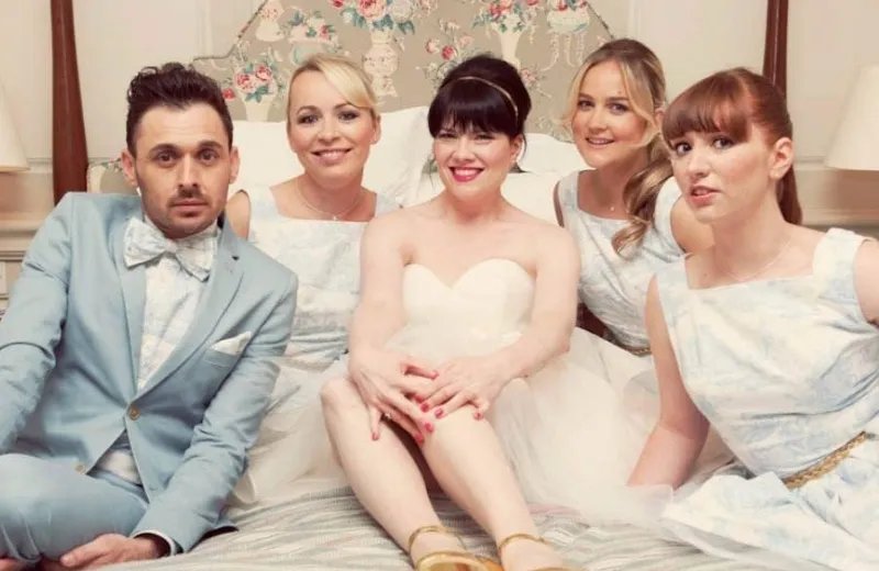 婚礼现场伴娘突然强吻新郎，异性朋友这样做是不是太出格？