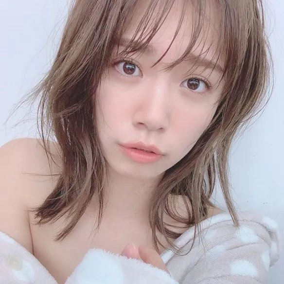 散发轻熟性感的魅力！号称日本“魔鬼上围”菜乃花！