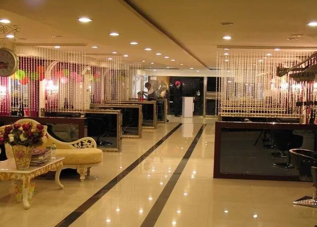 小型美发店装修效果图  30平米小型美发店装修案例